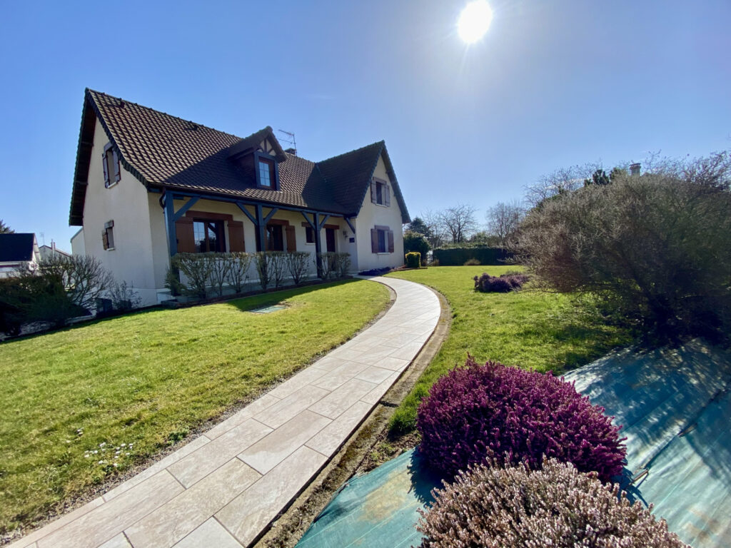 REVELLES- PAVILLON INDIVIDUEL- 5 CHAMBRES